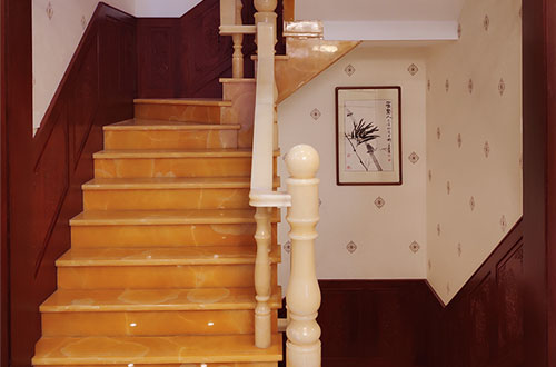 衢江中式别墅室内汉白玉石楼梯的定制安装装饰效果